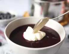 Descubre la deliciosa y tradicional Blåbärssoppa, un plato imprescindible de la comida sueca