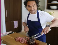 Descubre cómo preparar una deliciosa y cremosa potatissallad, un clásico de la comida sueca