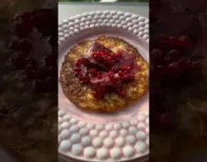 Descubre cómo preparar los deliciosos Raggmunkar con lingonsylt, un clásico de la comida sueca