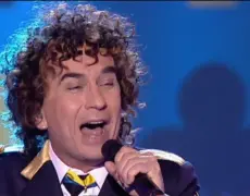Descubre la historia detrás de la canción de Magnus Uggla – «För kung och fosterland» y su impacto en la cultura sueca