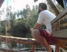 Descubre la aventura de participar en un emocionante viaje en balsa por el río Klarälven en Suecia