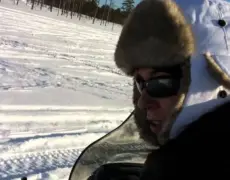 Descubre la adrenalina de una expedición en motos de nieve en Suecia: Una experiencia inolvidable
