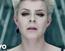 Descubre por qué «Dancing on My Own» de Robyn es la canción que no puede faltar en tu lista de reproducción