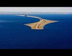 Descubre la belleza de Estocolmo al cruzar el impresionante puente de Djurgårdsbron